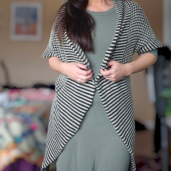 Striking black and white poncho style wool blend open drape cardigan size m/l - Picture 10 of 10